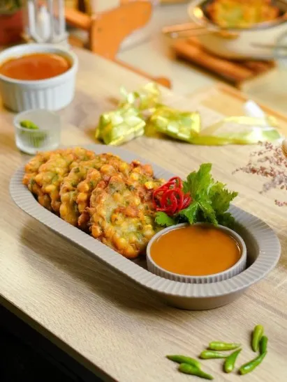 Bakwan Jagung Renyah Sambal Kacang