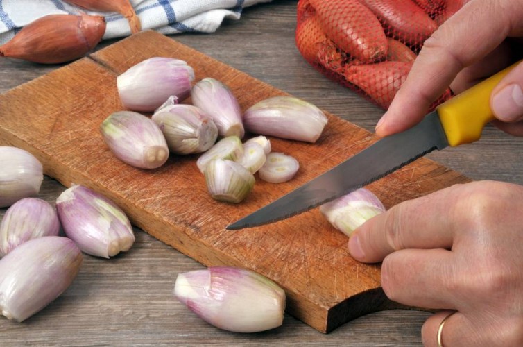 tips mengiris bawang agar mata tidak perih